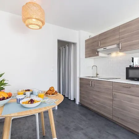 Grosso 4 - With Balcony - Near The Sea 아파트