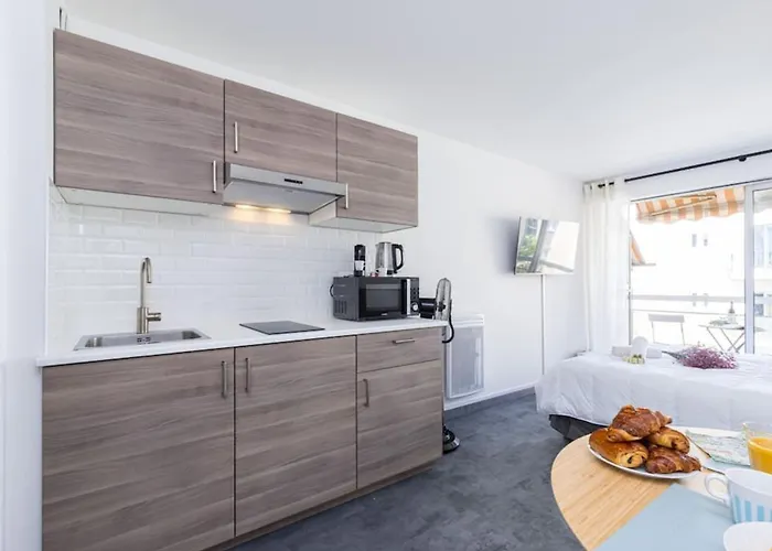 Grosso 4 - With Balcony - Near The Sea 아파트 *